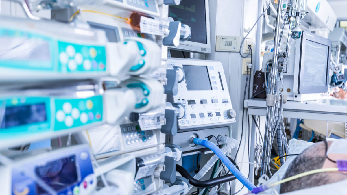 Logo der CME Fortbildung "Proteinzufuhr beim Intensivpatienten – Studien, Leitlinien, Expertenwissen – was gilt nun?"