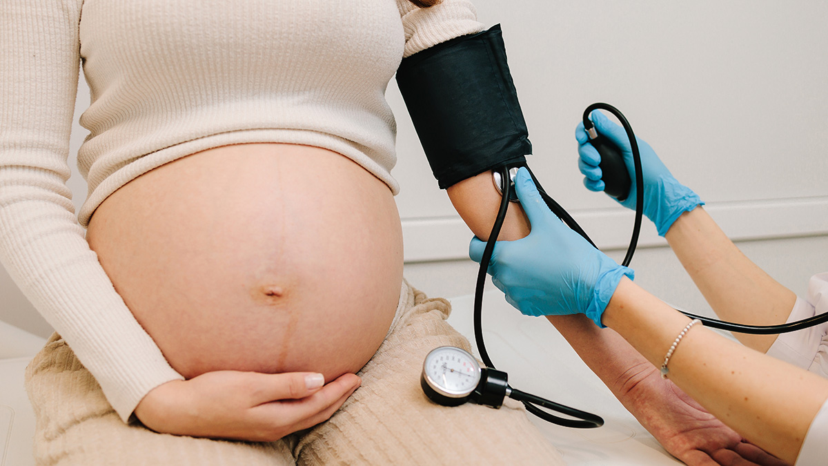 Teaserbild zum CME: Hypertensive Komplikationen - Risiko über die Geburt hinaus